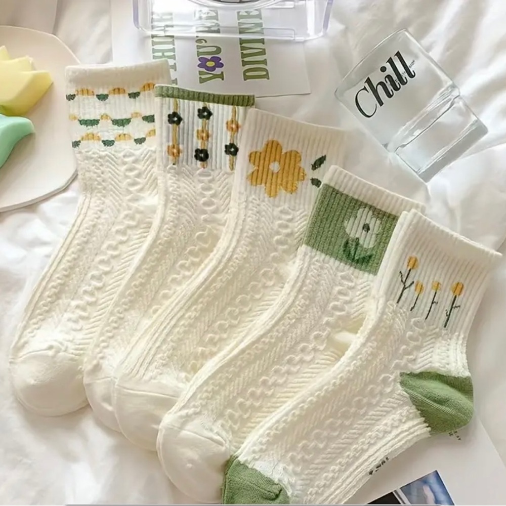 5-Pair Pack Floral Jacquard Socks - Picture 5 of 5